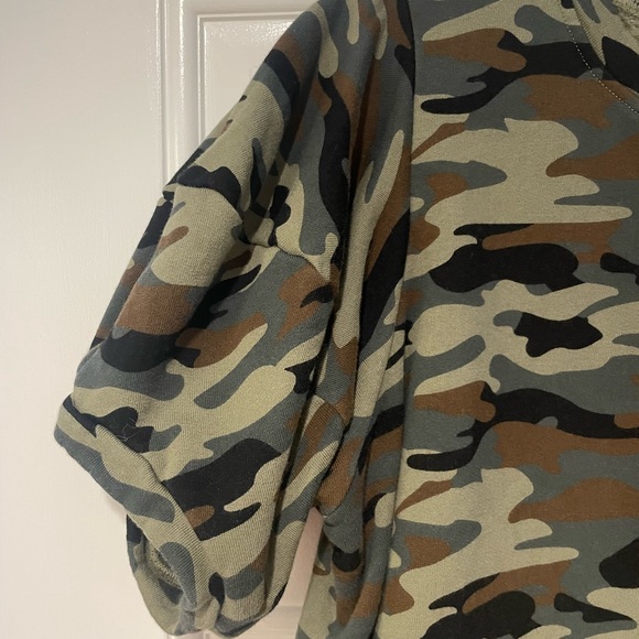Velvet by Anthropologie Camo Puff Sleeve Sweatshirt top - Picture 2 of 3